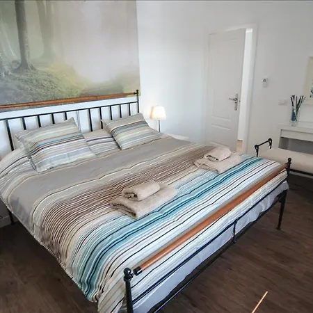 Appartement Sleeps 7 With Pool And Wifi